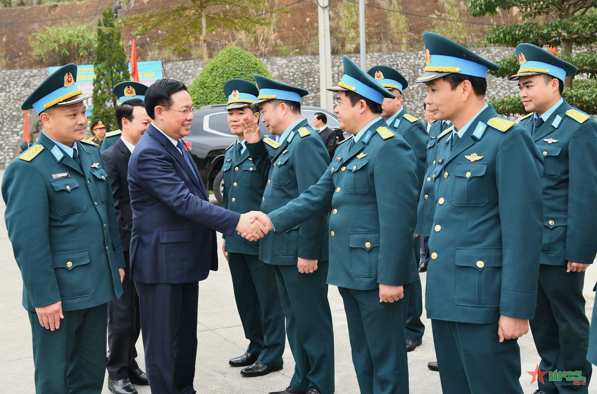 Chủ tịch Quốc hội chúc Tết, tặng quà Trung đoàn Không quân 921, Sư đoàn 371.
