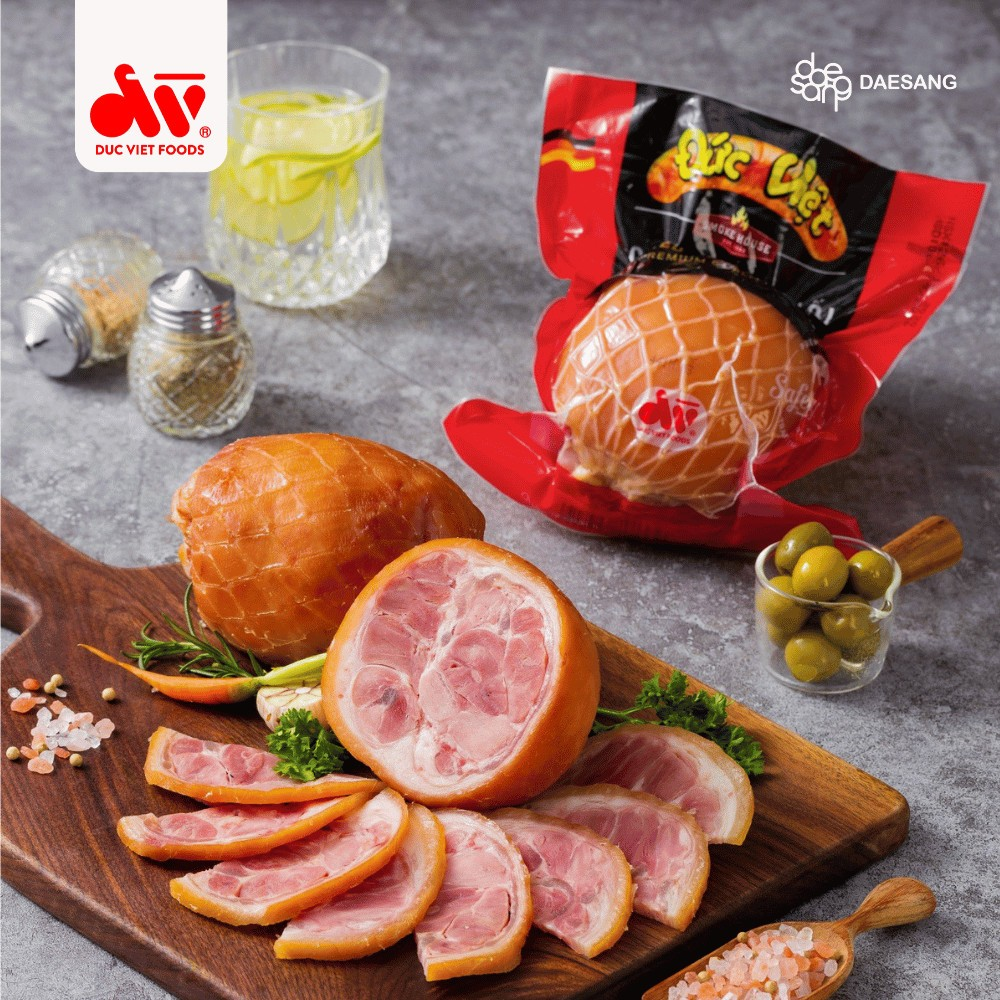 Sản phẩm Ch&acirc;n gi&ograve; Ủ muối Đức Việt th&iacute;ch hợp được b&agrave;y tr&iacute; trong bữa tiệc đo&agrave;n vi&ecirc;n hoặc m&acirc;m cỗ ng&agrave;y Tết.