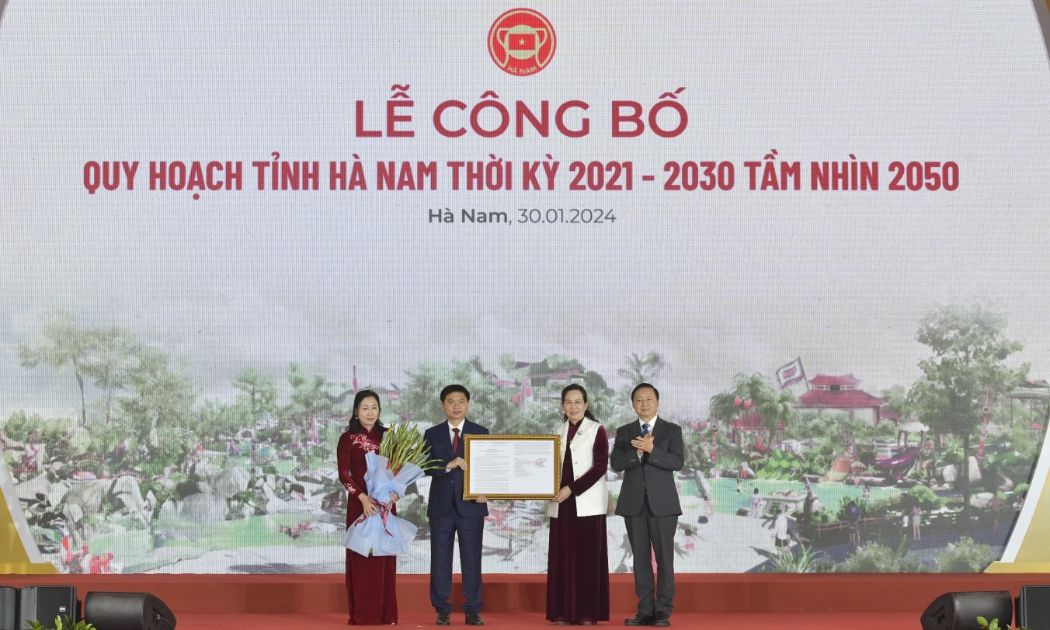 Phó Thủ tướng Trần Hồng Hà trao quyết định phê duyệt quy hoạch cho tỉnh Hà Nam