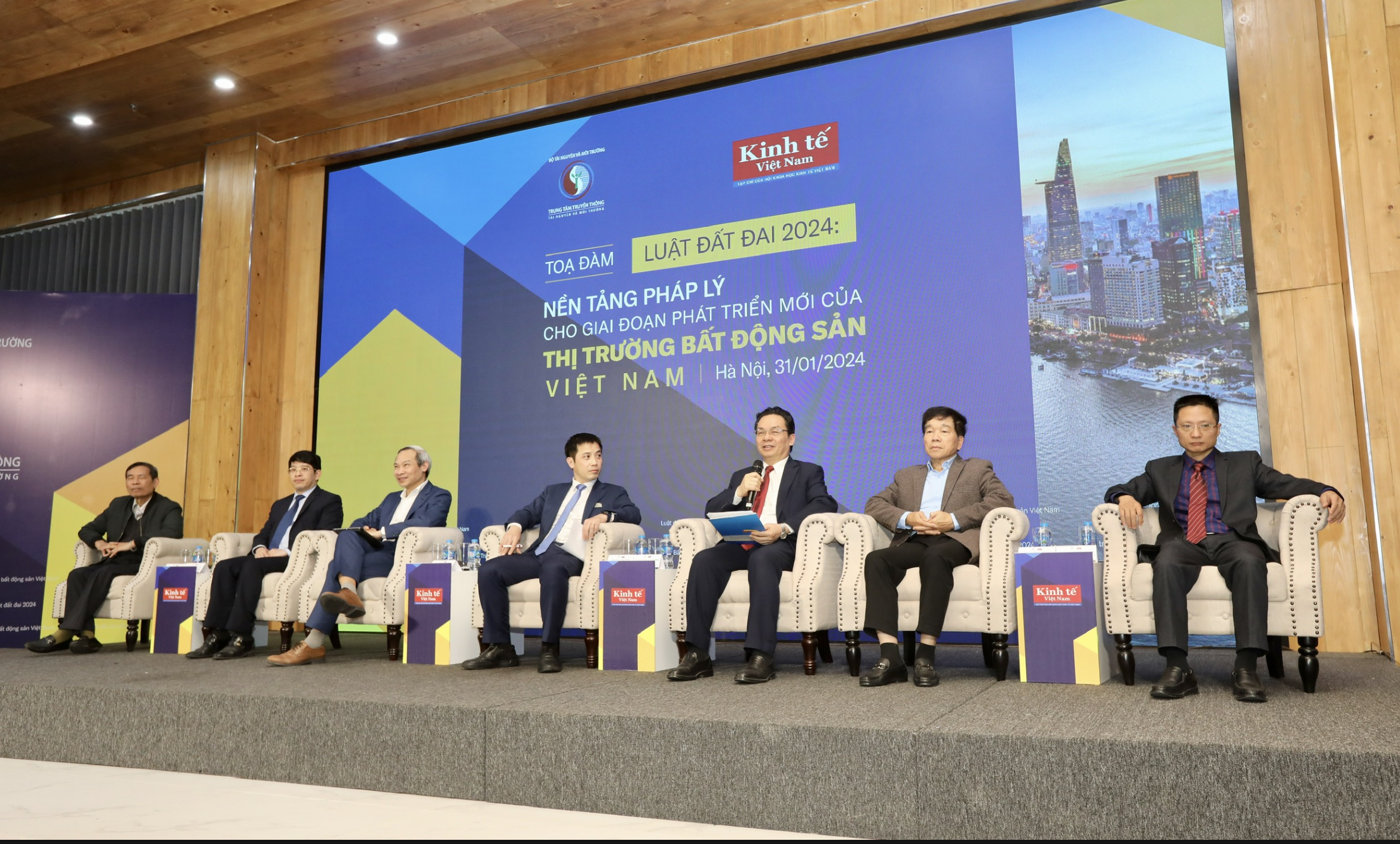 Tọa đàm "Luật đất đai 2024: Nền tảng pháp lý cho giai đoạn phát triển mới của thị trường bất động sản Việt Nam”, do Tạp chí Kinh tế Việt Nam/VnEconomy tổ chức chiều 31/1. Ảnh: Việt Dũng.