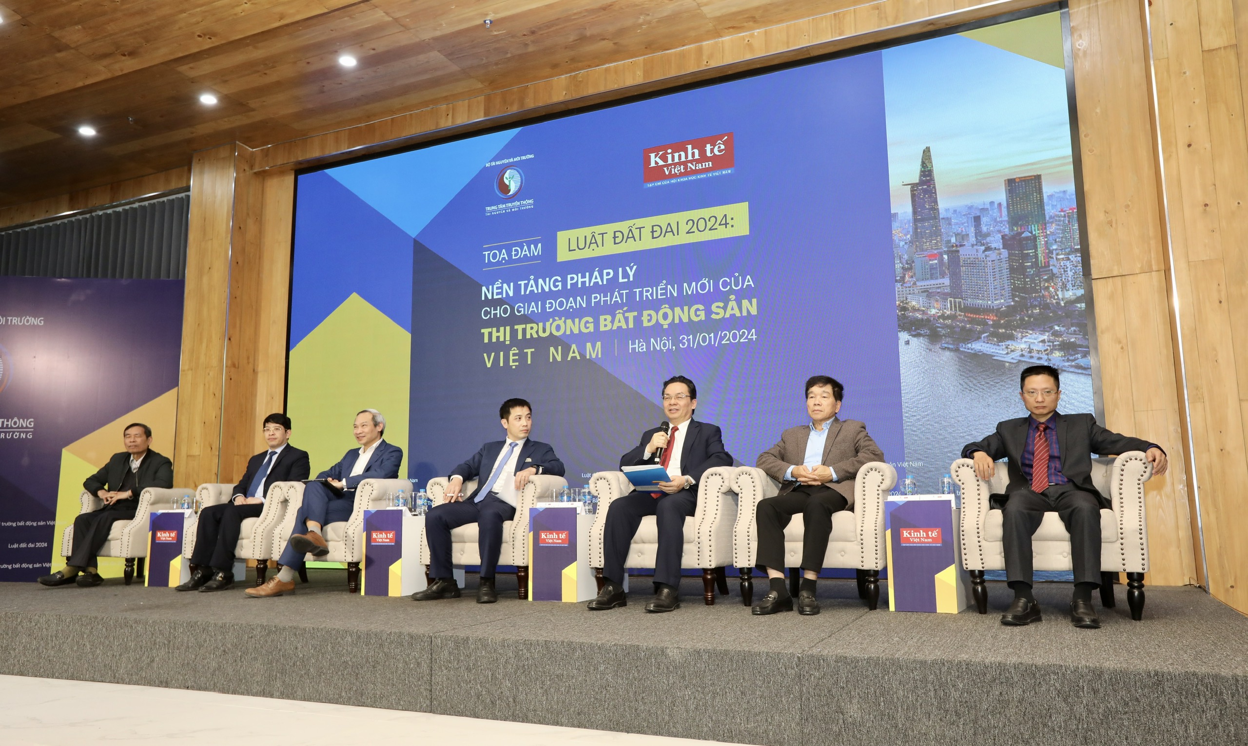 Các chuyên gia trao đổi tại tọa đàm: “Luật Đất đai 2024: nền tảng pháp lý cho giai đoạn phát triển mới của thị trường bất động sản Việt Nam”.