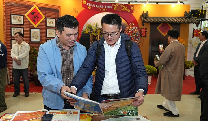 Độc giả thích thú với các ấn phẩm báo in tại gian hàng của hội báo xuân