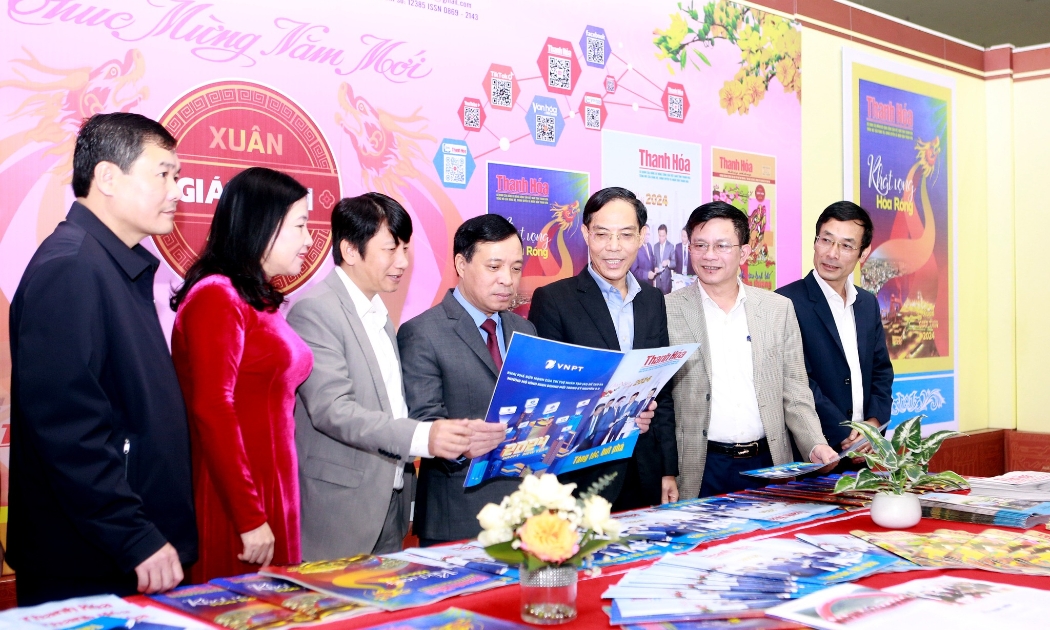Các đại biểu tham quan các gian trưng bày các ấn phẩm báo chí tại Hội báo Xuân tại Thanh Hóa