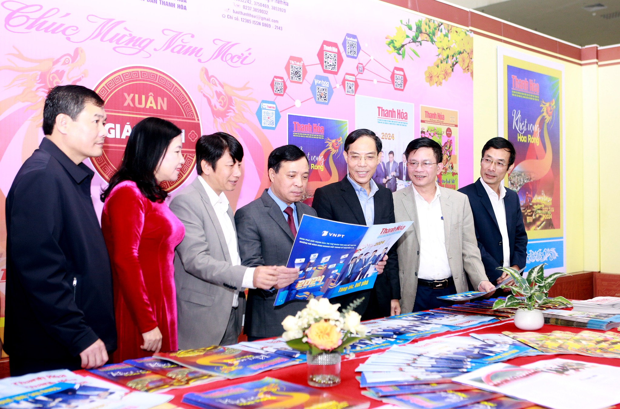 Các đại biểu tham quan các gian trưng bày các ấn phẩm báo chí tại Hội báo Xuân tại Thanh Hóa