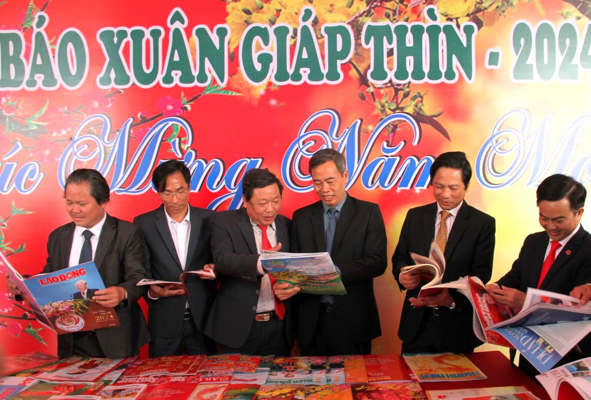 Các đại biểu tham quan các gian trưng bày ấn phẩm báo chí tại Hội báo Xuân tỉnh Quảng Trị. 