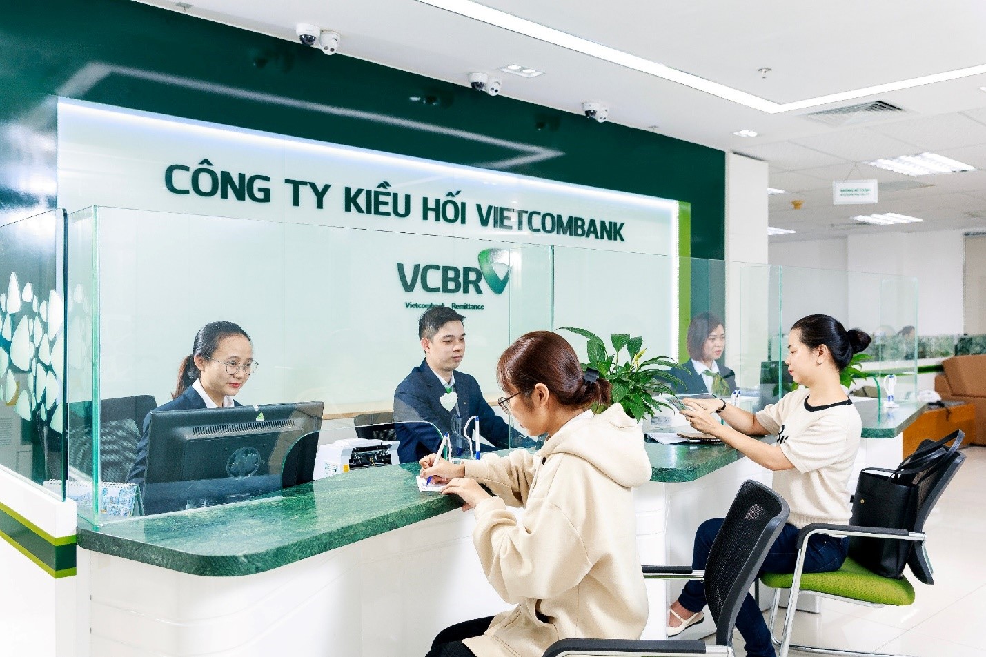 Vietcombank Remittance chi trả kiều hối cho khách hàng.