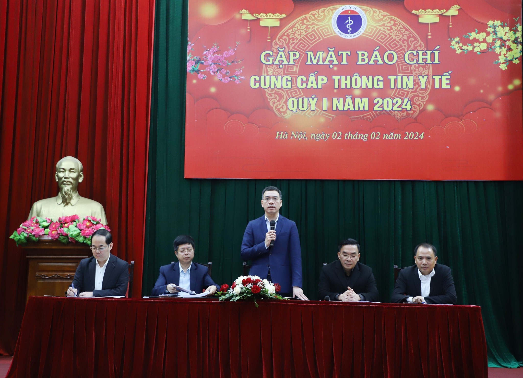 Đại diện c&aacute;c đơn vị Bộ Y tế th&ocirc;ng tin tại cuộc họp.