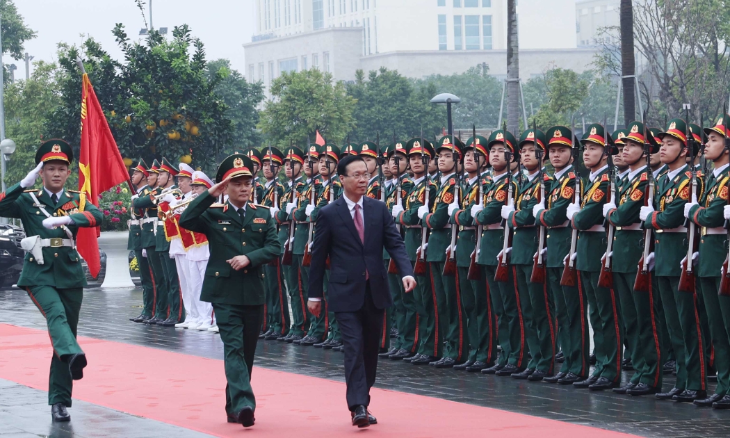 Chủ tịch kiêm Tổng giám đốc Tập đoàn Viettel đón Chủ tịch nước Võ Văn Thưởng.