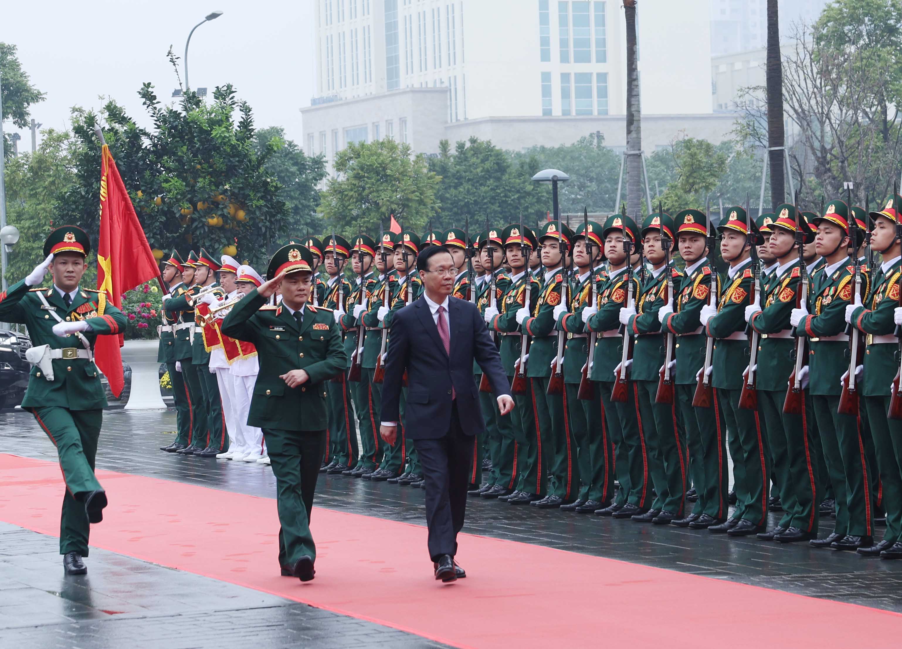 Chủ tịch kiêm Tổng giám đốc Tập đoàn Viettel đón Chủ tịch nước Võ Văn Thưởng.