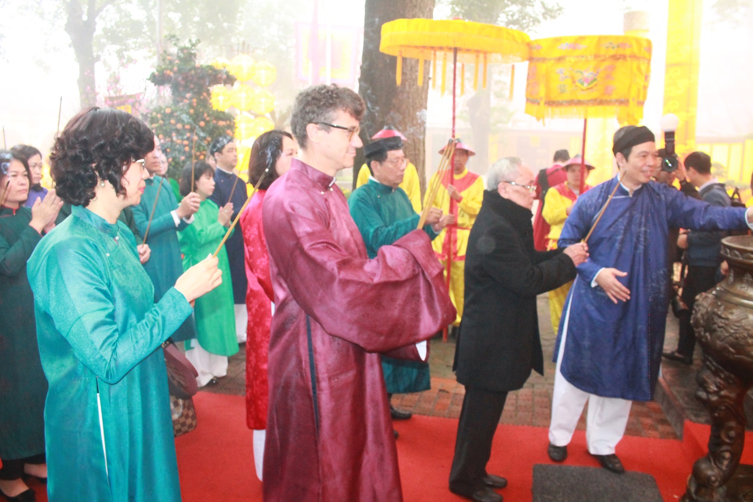 D&acirc;ng hương tại nền điện K&iacute;nh Thi&ecirc;n.