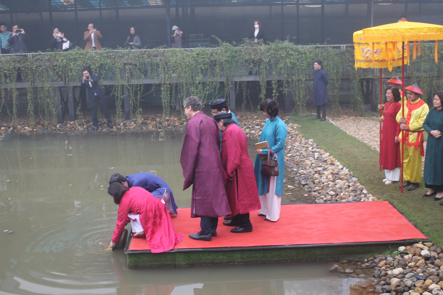 Thả c&aacute; tiễn T&aacute;o qu&acirc;n về trời.