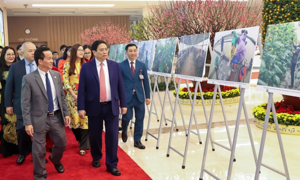 Thủ tướng tham quan triển lãm ảnh trước khi dự Diễn đàn kinh tế hợp tác, hợp tác xã năm 2024 - Ảnh: VGP