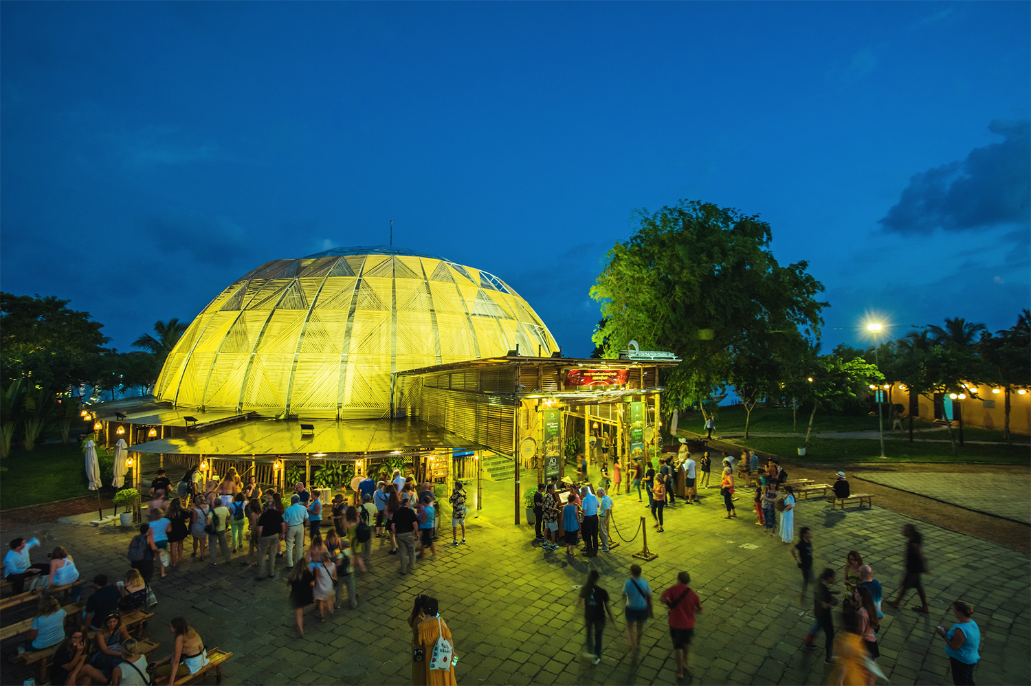 Trung t&acirc;m Biểu diễn nghệ thuật Lune Hội An l&agrave; nh&agrave; h&aacute;t d&agrave;nh ri&ecirc;ng cho c&aacute;c buổi biểu diễn nghệ thuật chất lượng cao, đặc biệt l&agrave; c&aacute;c vở diễn Xiếc Tre.