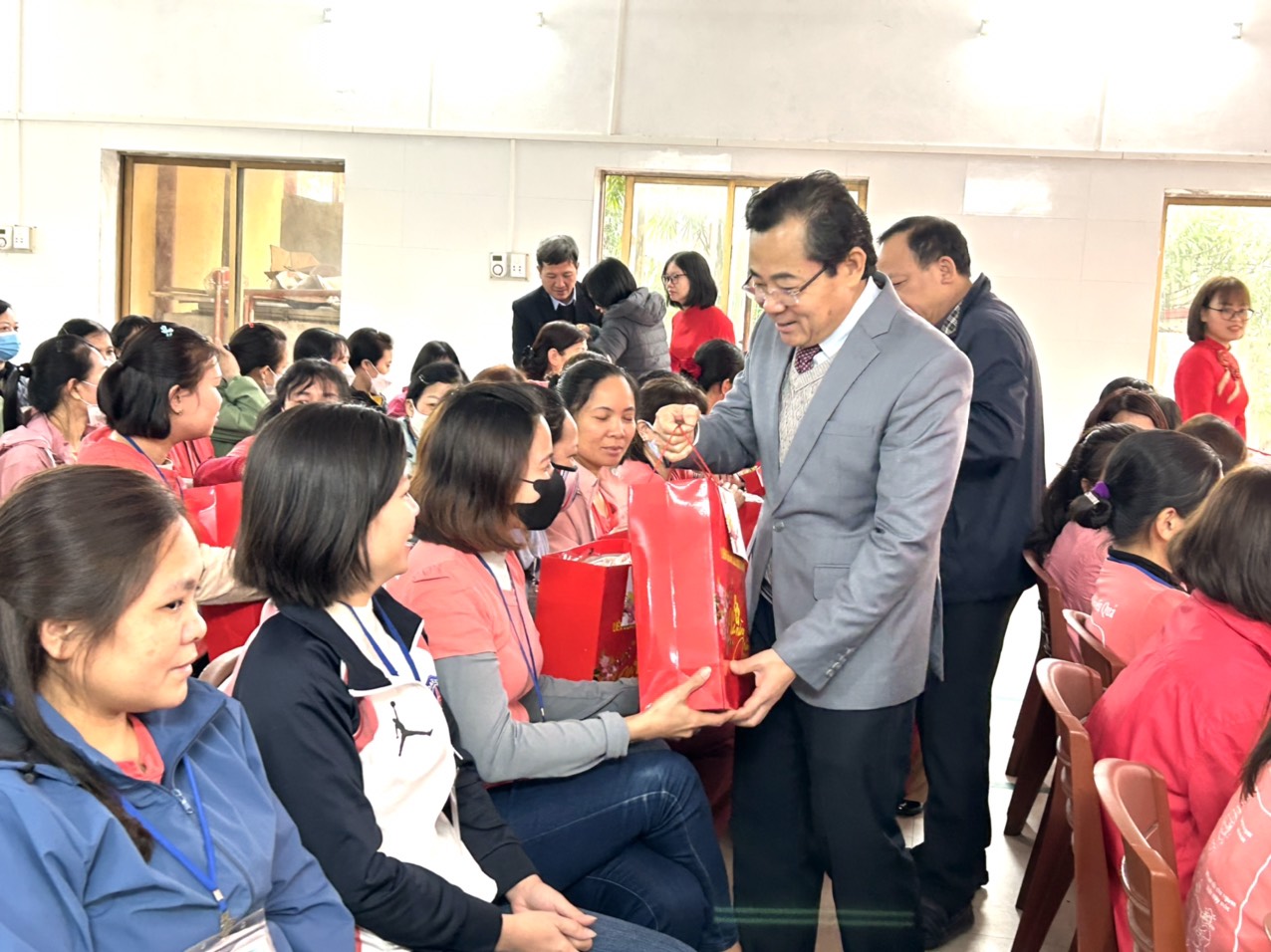 Tặng quà Tết cho công nhân lao động tại Hà Nội. Ảnh - Ngọc Ánh.