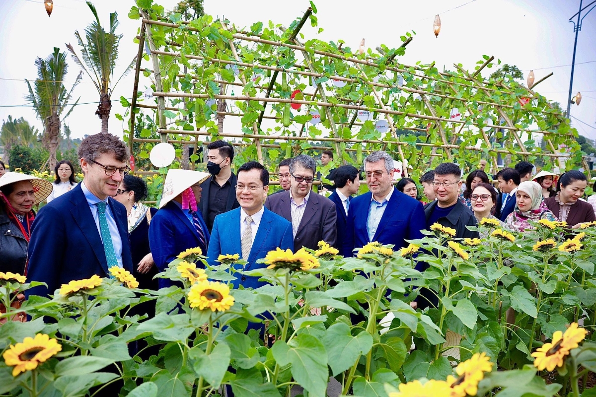 Với chủ đề “Tết triệu sắc Việt, Xuân vạn sinh sôi”, đường hoa năm nay được các đại biểu đánh giá cao. Ảnh: Quang Anh.