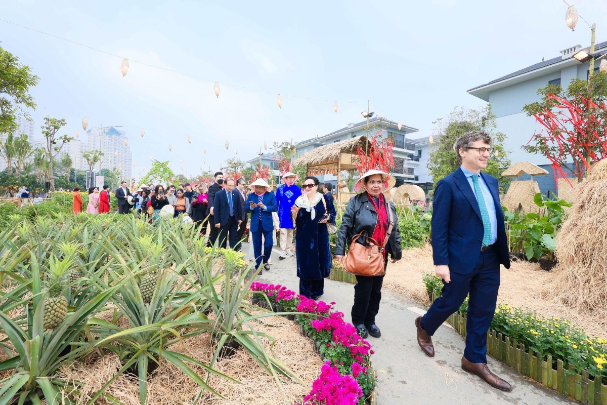 Đường hoa Home Hanoi Xuan 2024 có nhiều không gian đặc sắc đậm chất Tết Việt, hứa hẹn thu hút đông đảo du khách đến check in, khám phá. Ảnh: Quang Anh.