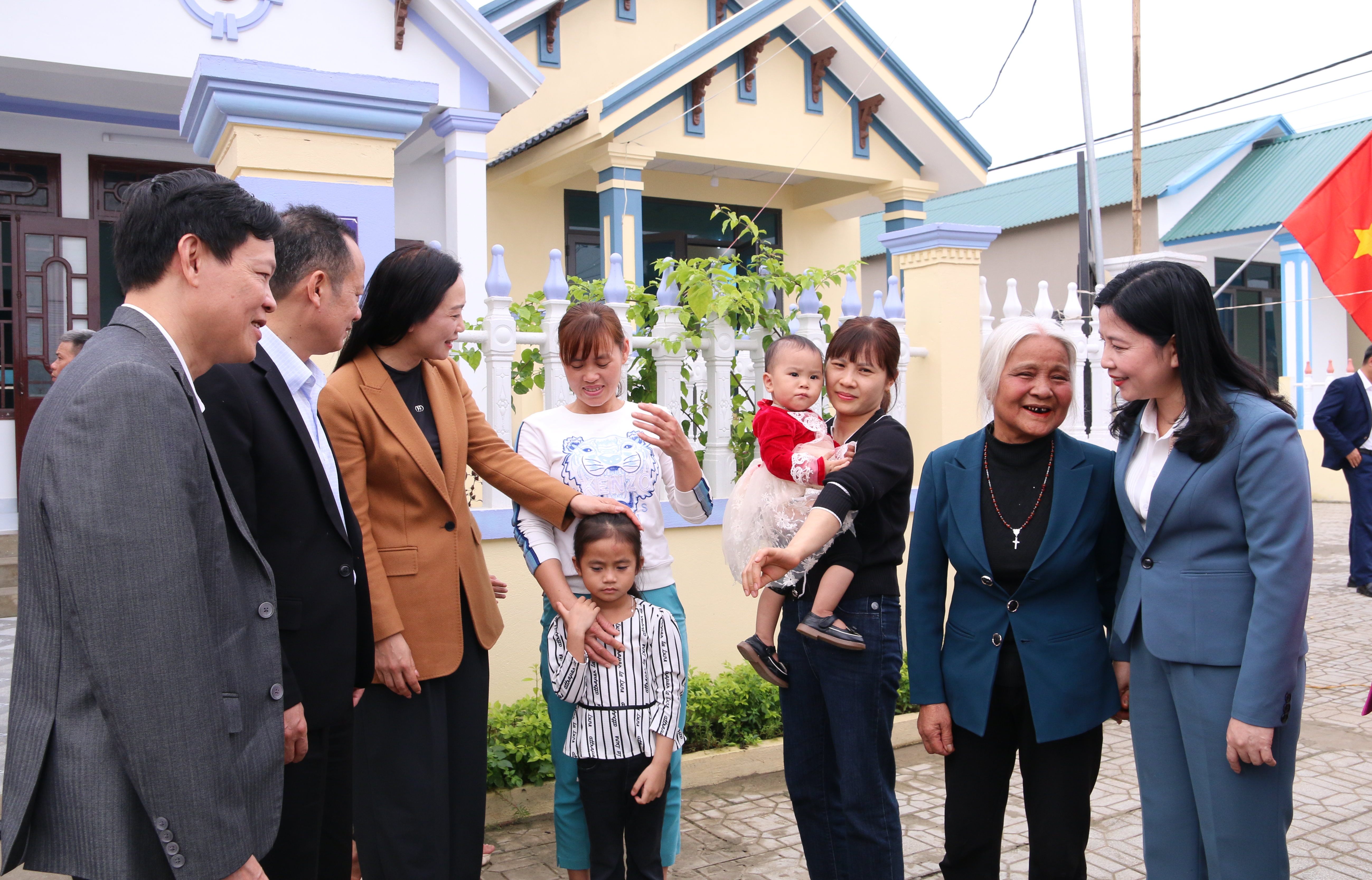 Các đại biểu thăm hỏi tình hình chuẩn bị tết của bà con