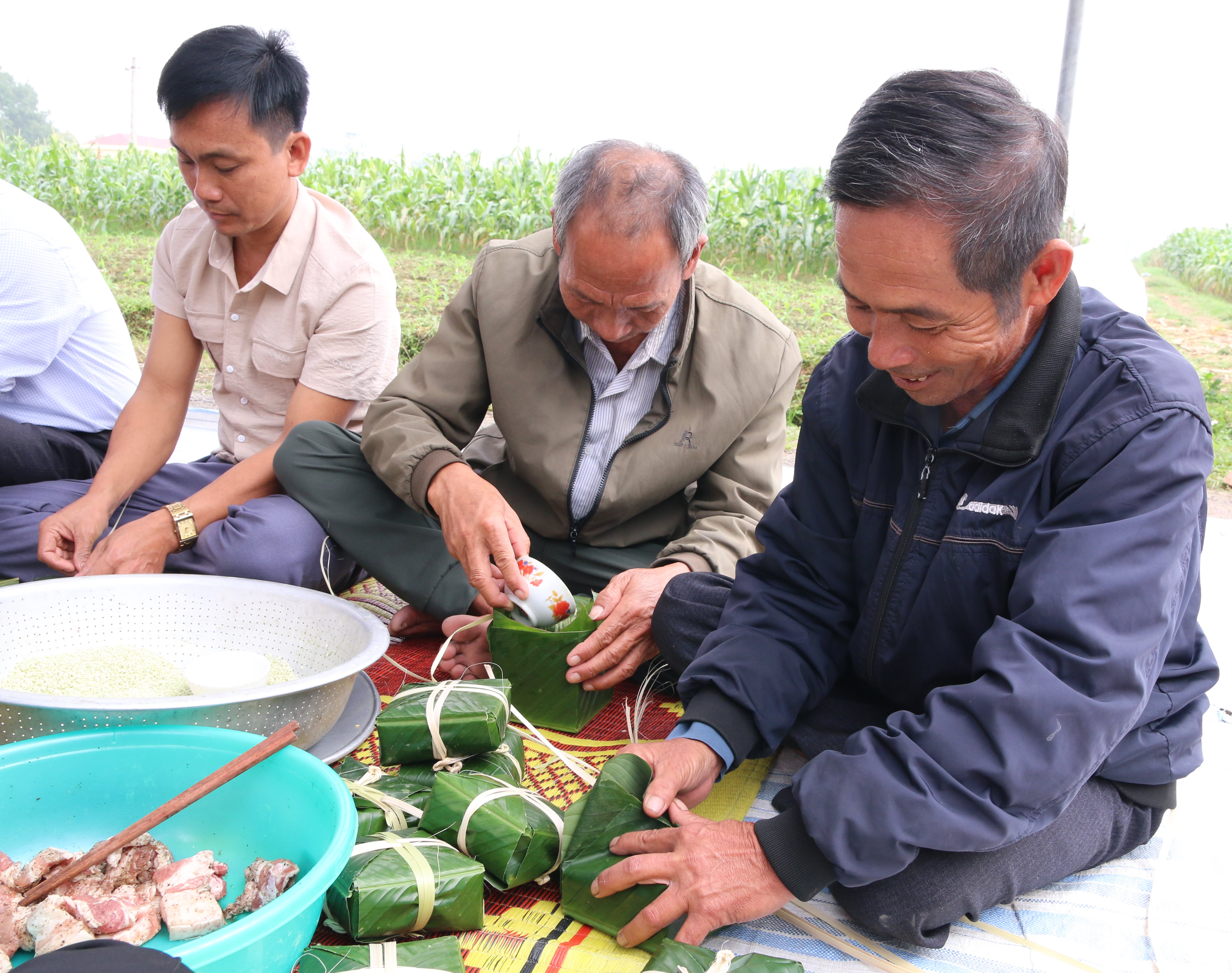 Người dân sinh sống trên sông lần đầu tiên được gói bánh chưng, đón Tết trên bờ