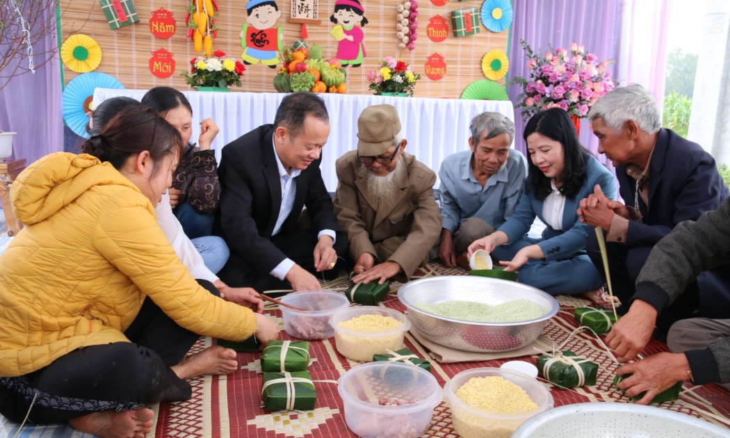 Bà Phạm Thị Thanh Thủy, Trưởng Ban Dân vận Tỉnh ủy, Chủ tịch Ủy ban Mặt trận Tổ quốc tỉnh Thanh Hóa và lãnh đạo huyện Thiệu Hóa tham gia gói bánh cùng bà con.