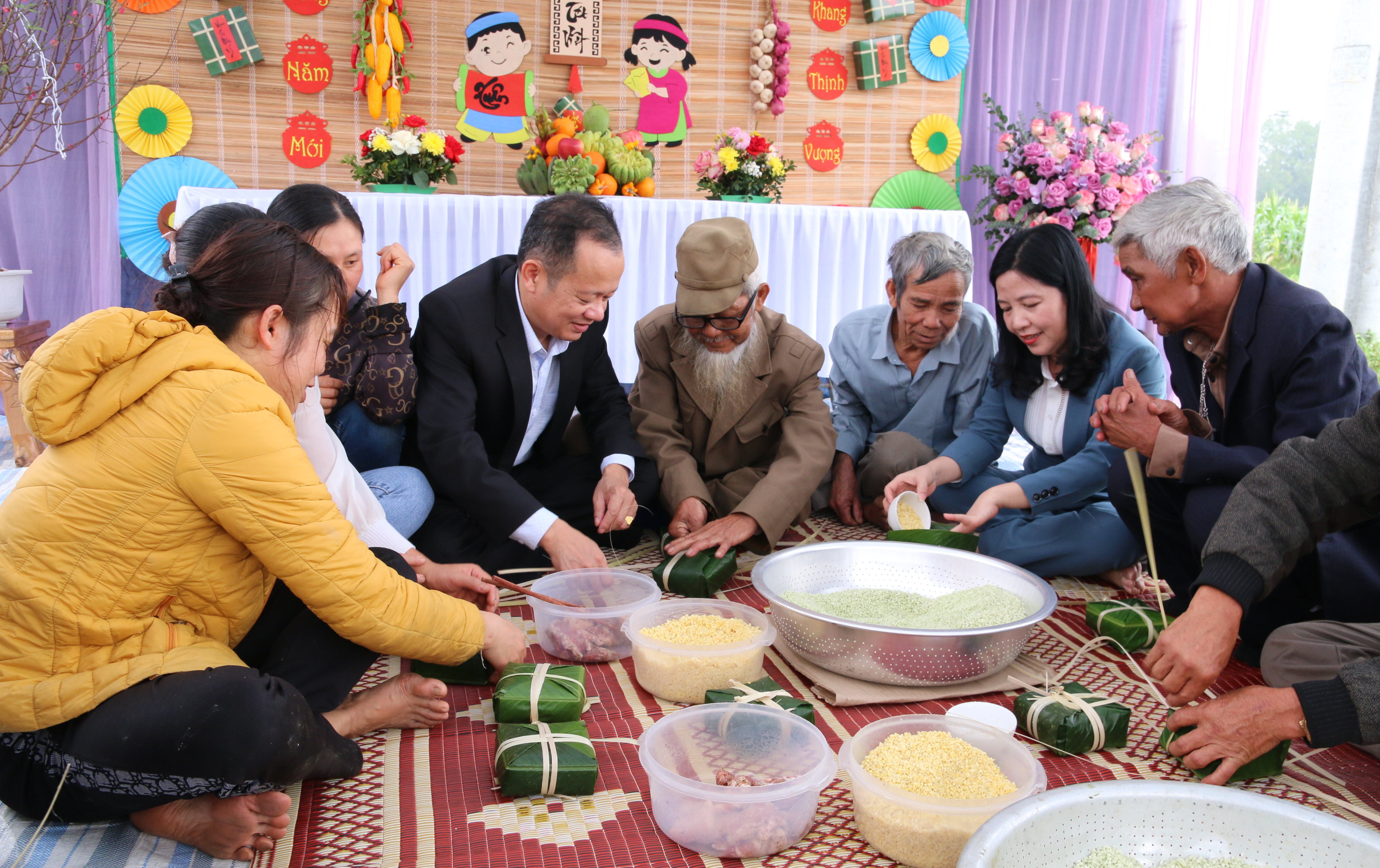 Bà Phạm Thị Thanh Thủy, Trưởng Ban Dân vận Tỉnh ủy, Chủ tịch Ủy ban Mặt trận Tổ quốc tỉnh Thanh Hóa và lãnh đạo huyện Thiệu Hóa tham gia gói bánh cùng bà con.