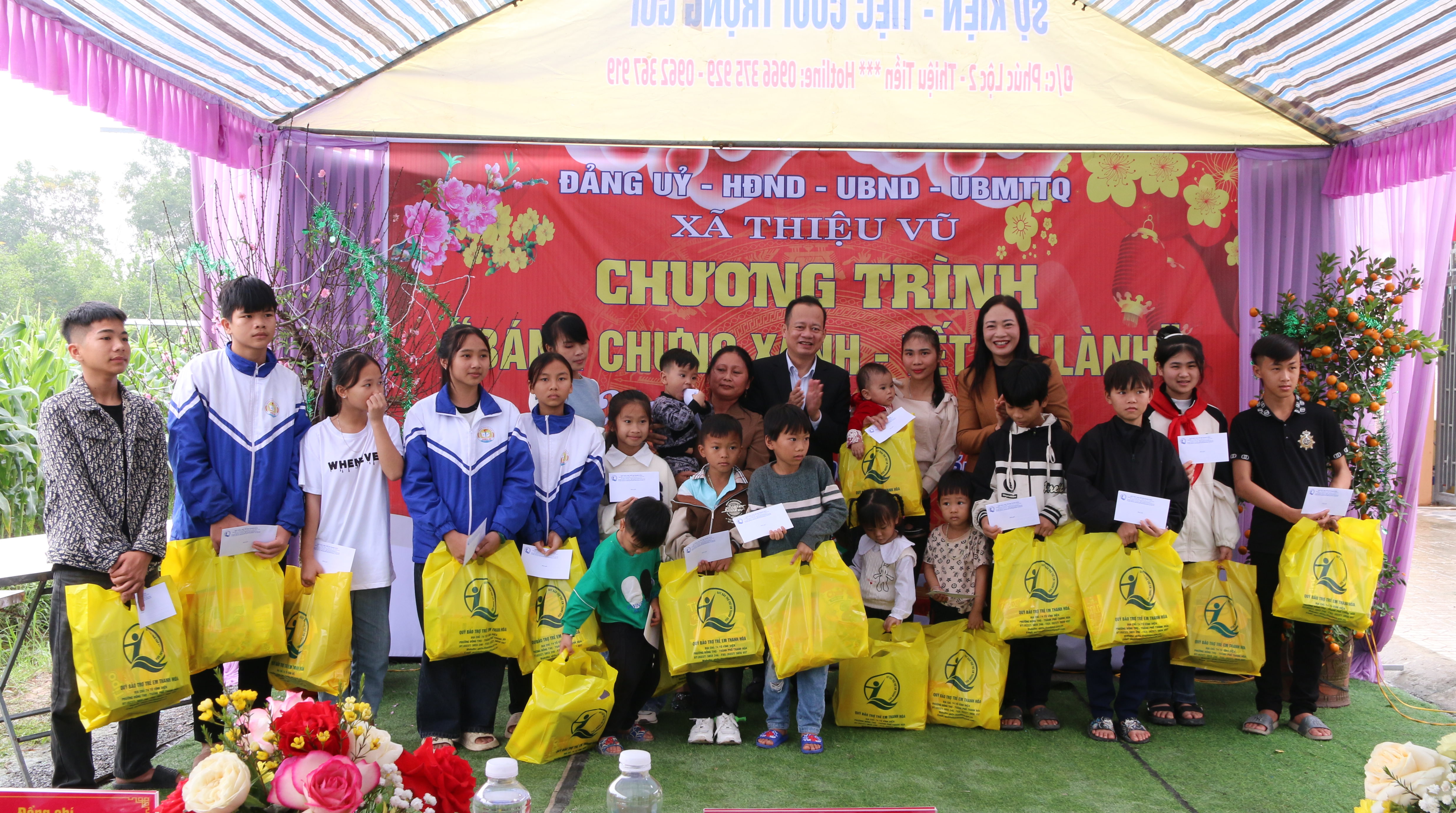 Bà Vũ Thị Hương và Phó Bí thư Thường trực Huyện ủy Thiệu Hóa Đỗ Thế Bằng trao quà con em hộ đồng bào sinh sống trên sông lên bờ