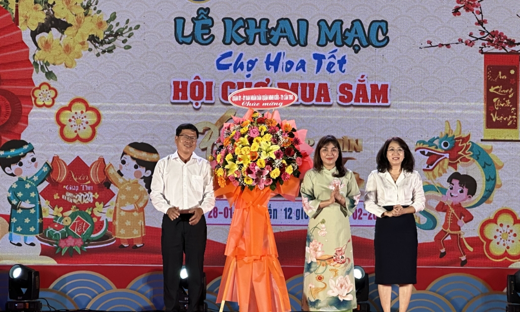 UBND Quận 4 đã khai mạc Chợ hoa Tết - Hội chợ mua sắm Xuân Giáp Thìn năm 2024 tại Quảng trường công viên Khánh Hội tối 3/2.