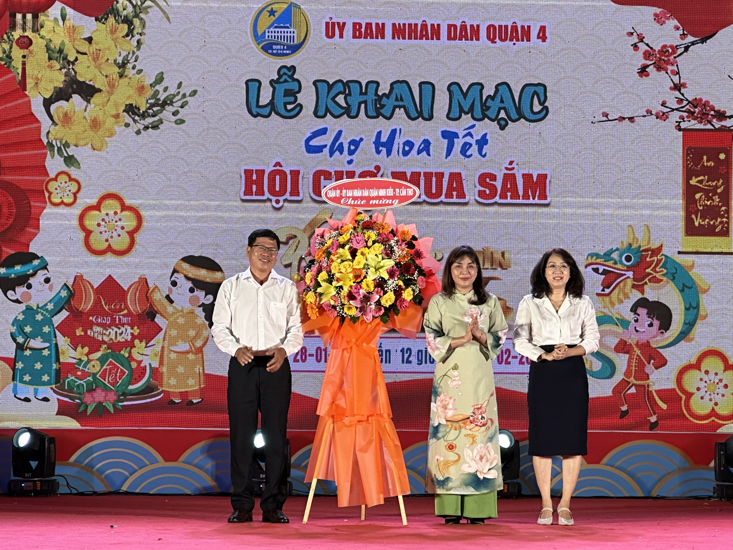 UBND Quận 4 đã khai mạc Chợ hoa Tết - Hội chợ mua sắm Xuân Giáp Thìn năm 2024 tại Quảng trường công viên Khánh Hội tối 3/2.