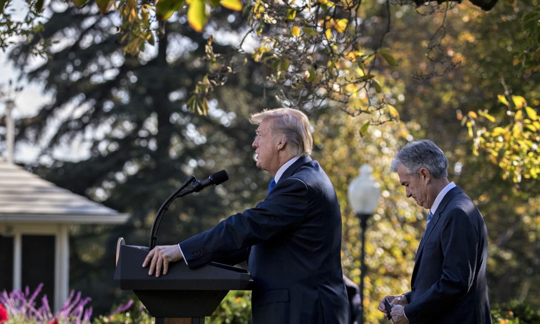 Cựu Tổng thống Mỹ Donald Trump (trái) và Chủ tịch Fed Jerome Powell tại một cuộc họp báo ở Nhà Trắng hồi năm 2017 - Ảnh: Bloomberg.