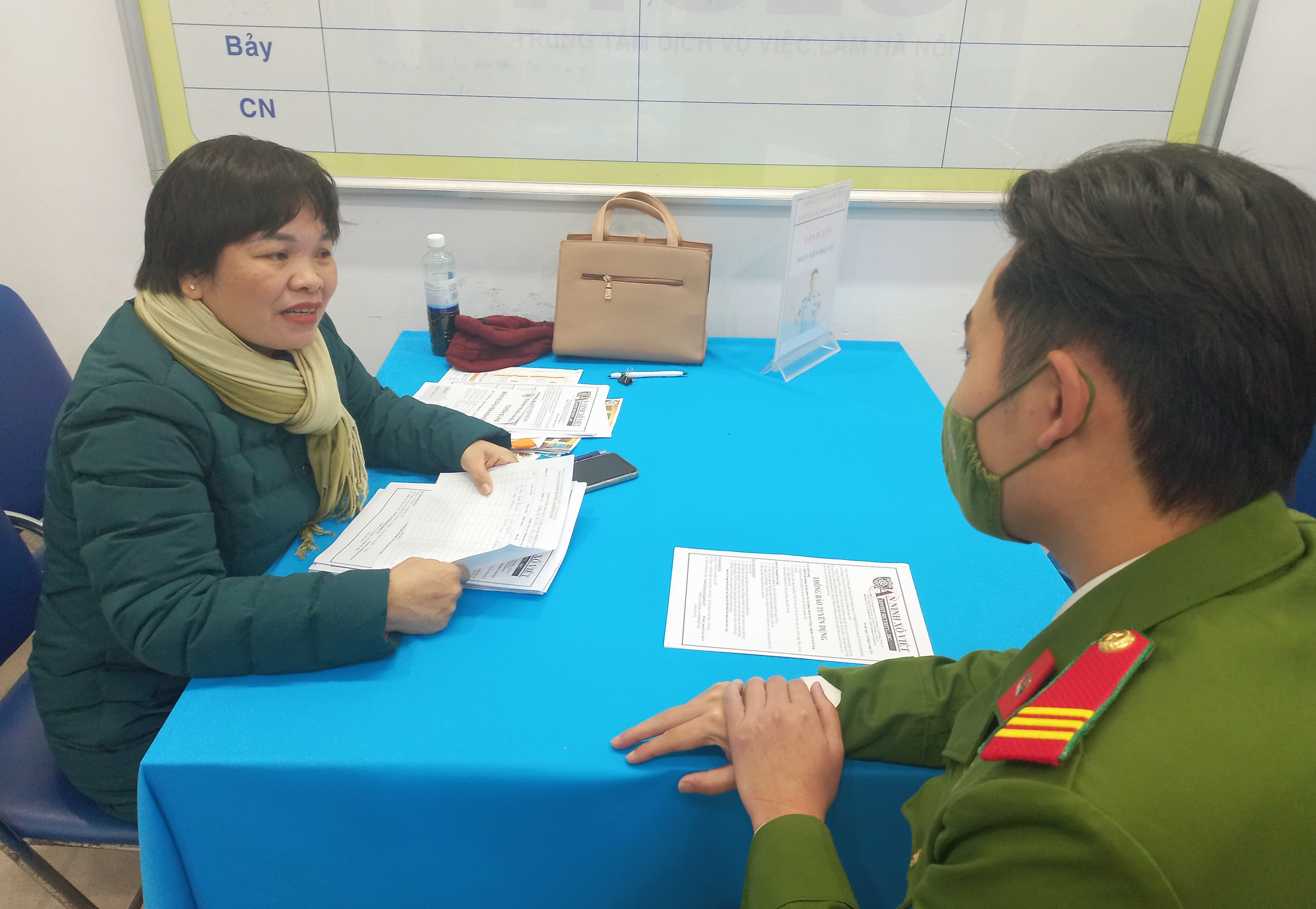 B&agrave; Nguyễn Thị H&ograve;a, chuy&ecirc;n vi&ecirc;n tuyển dụng C&ocirc;ng ty Cổ phần Bảo vệ An ninh X&ocirc; Viết trao đổi với ứng vi&ecirc;n. Ảnh - N.Dương.