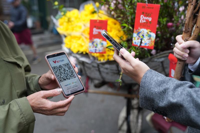 Cashless payments have become more popular around Vietnam. 