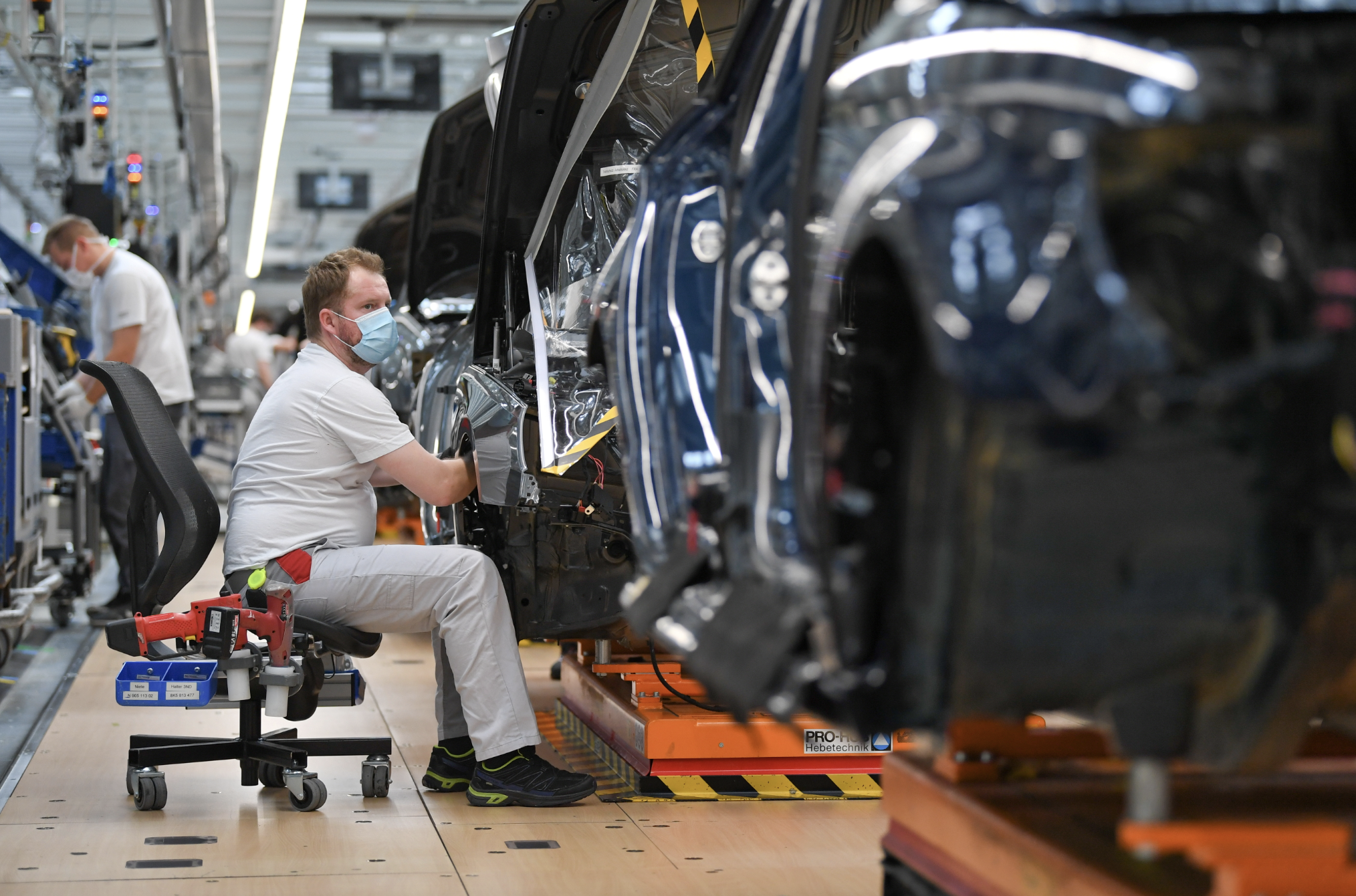 Trong một nhà máy sản xuất ô tô ở Đức - Ảnh: Bloomberg.