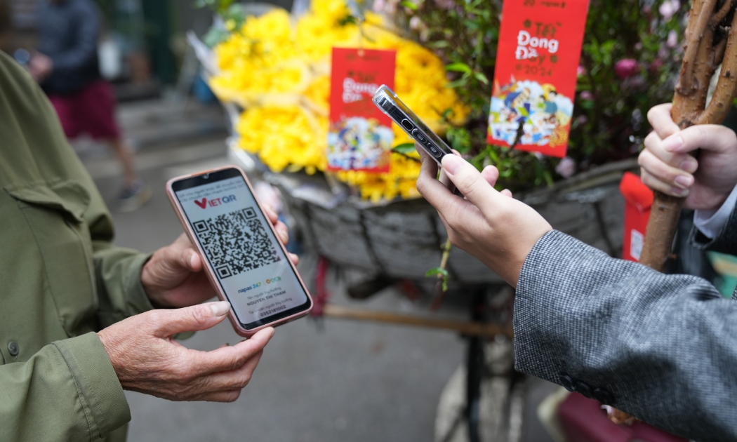 Giao dịch chuyển tiền qua QR ngày càng được ưa chuộng.