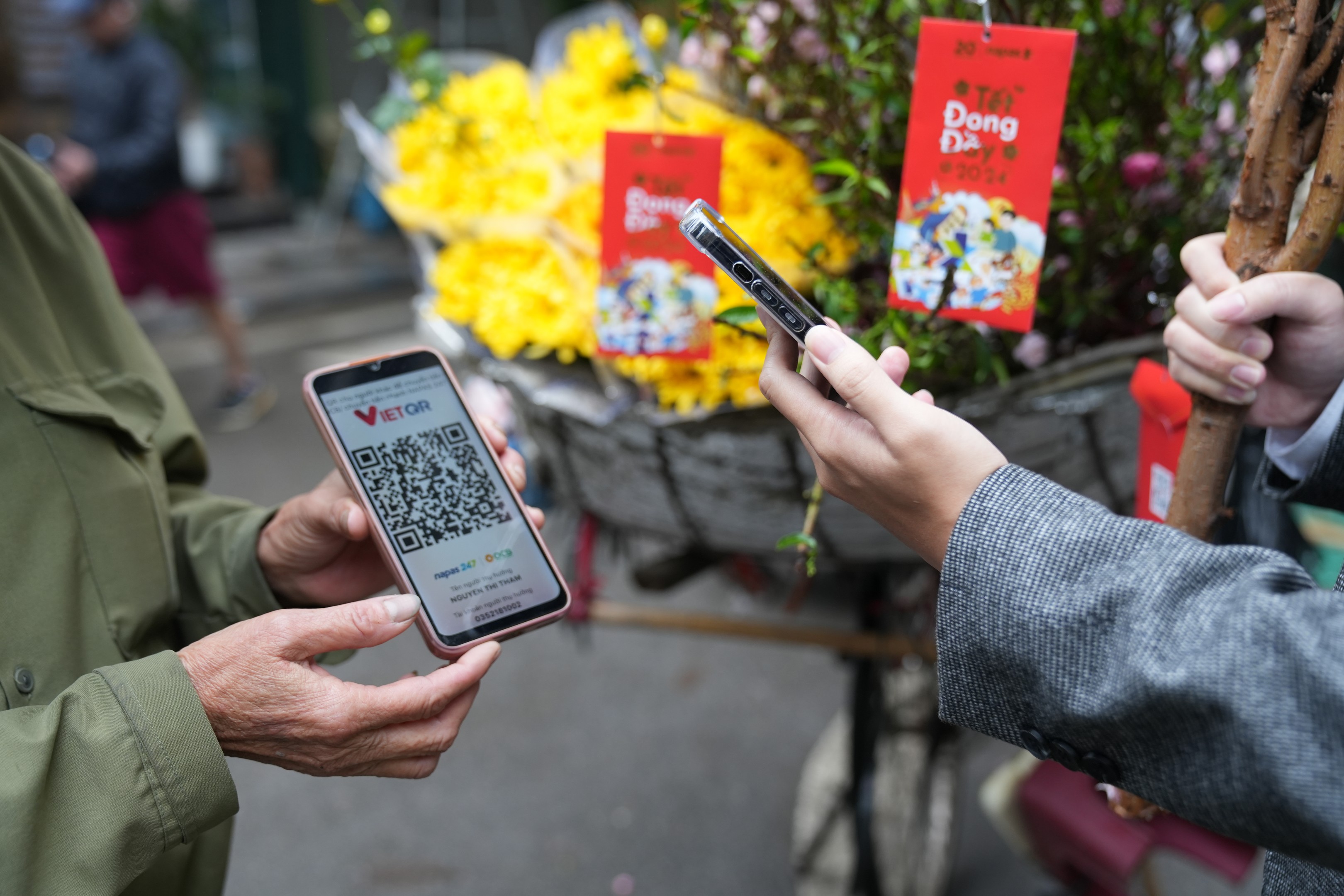 Giao dịch chuyển tiền qua QR ngày càng được ưa chuộng.