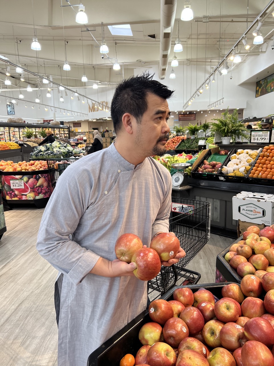 Nh&agrave; thiết kế Chương Đặng t&acirc;m huyết với trang phục &aacute;o d&agrave;i nam giới.