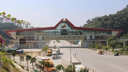 Customs agencies continue improving export-import activities