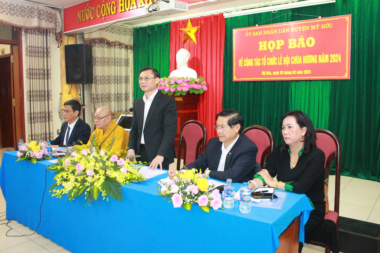 Ông Đặng Văn Cảnh trả lời phóng viên tại họp báo.