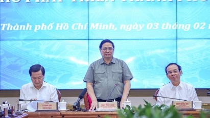 PM seeks better implementation of resolution on special mechanism for HCMC