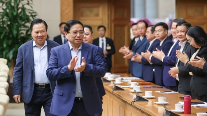 PM asks State-owned groups to bolster development investment