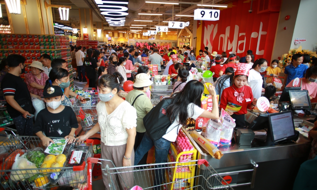 Khách hàng mua sắm nhộn nhịp dịp cuối tuần tại siêu thị WinMart.