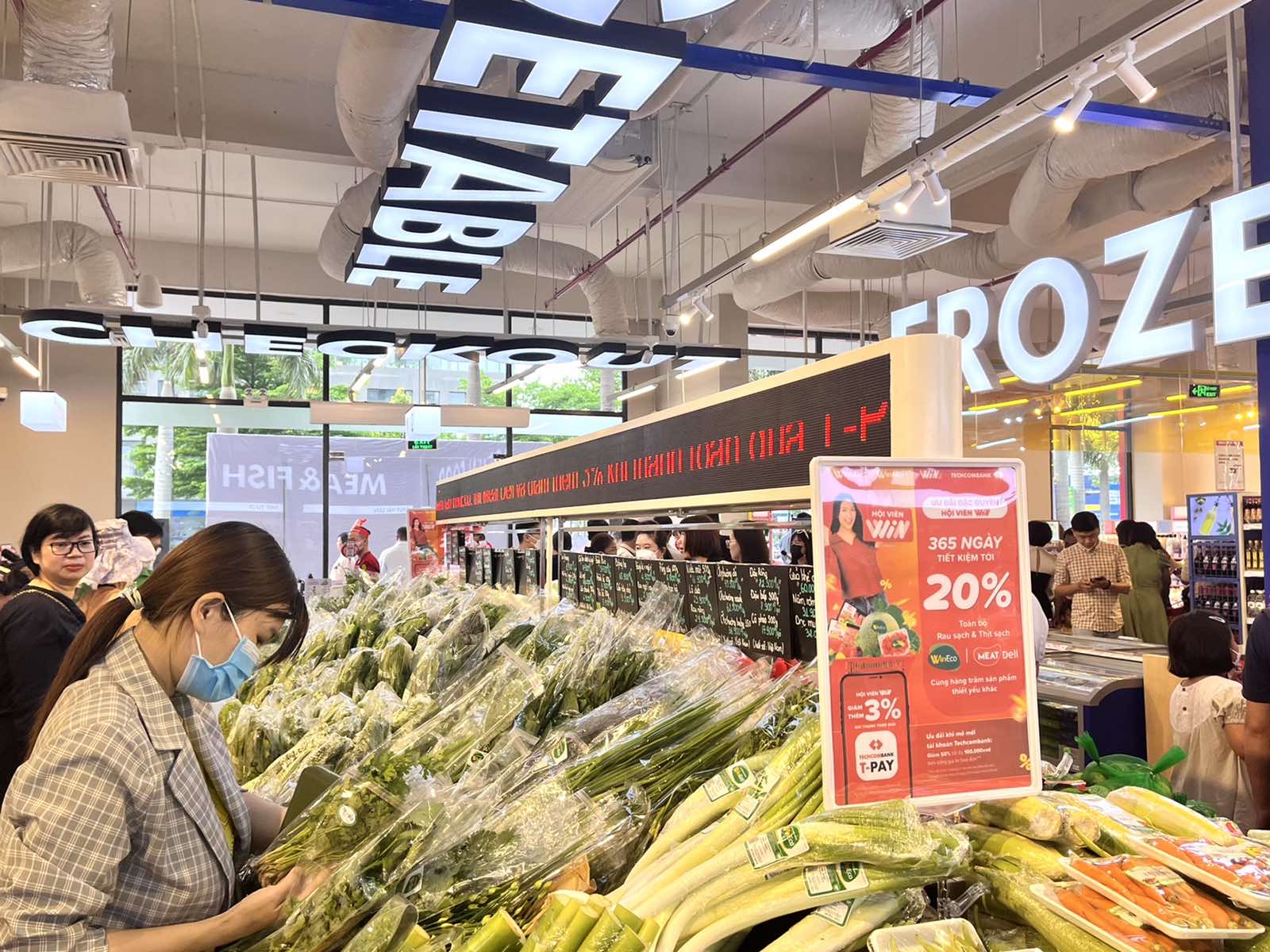 Khu vực rau củ phong phú tại siêu thị WinMart.