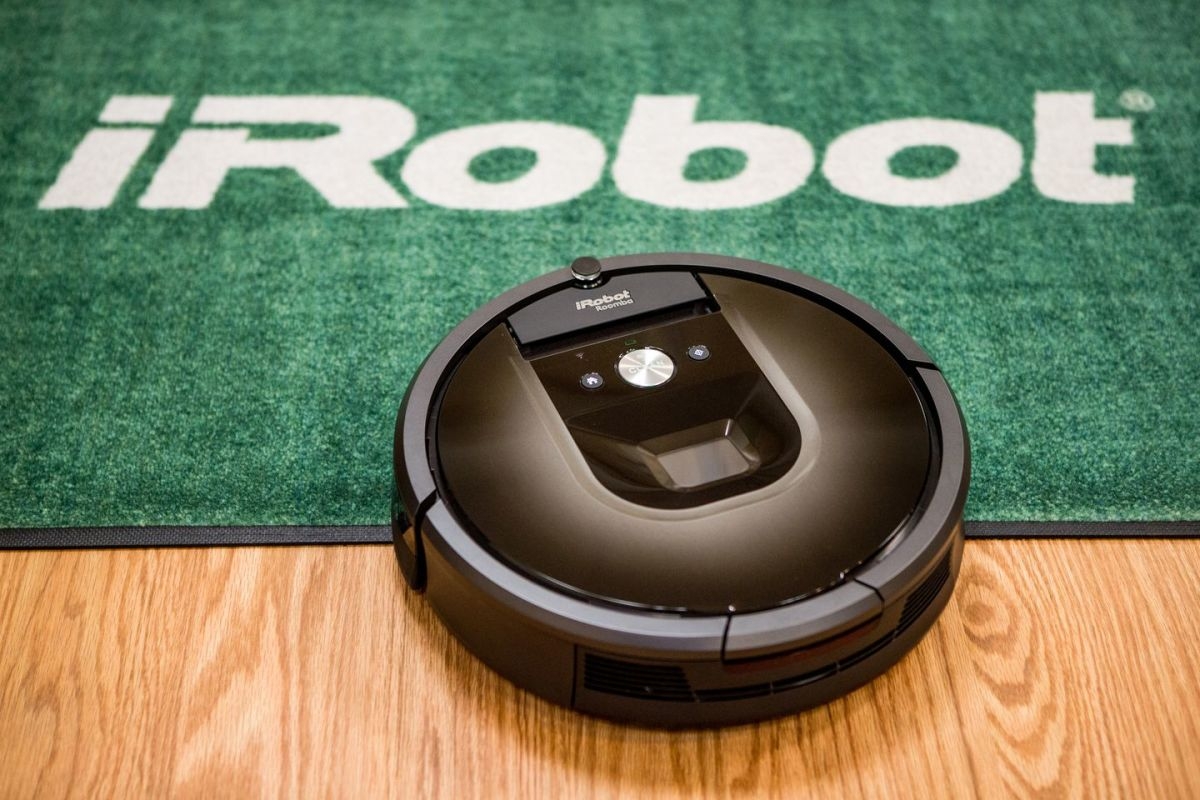 Được biết, Amazon đ&atilde; hạ gi&aacute; ch&agrave;o mua iRobot xuống c&ograve;n 51,75 USD một cổ phiếu v&agrave;o th&aacute;ng 7 năm ngo&aacute;i, giảm so với mức ban đầu l&agrave; 61 USD một cổ phiếu, sau khi nh&agrave; sản xuất m&aacute;y h&uacute;t bụi tự động g&aacute;nh khoản nợ mới. &nbsp;