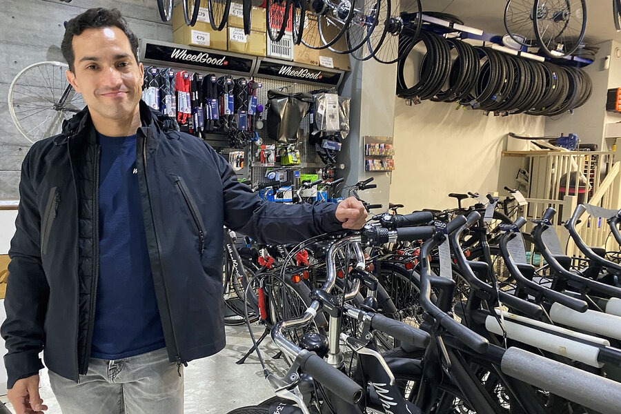 Andres Martinez, chủ cửa hàng xe đạp WheelGood ở Amsterdam