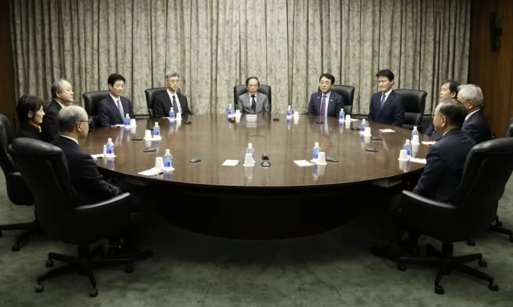 Thống đốc BOJ Kazuo Ueda (giữa) và các quan chức BOJ - Ảnh: Bloomberg/FT.
