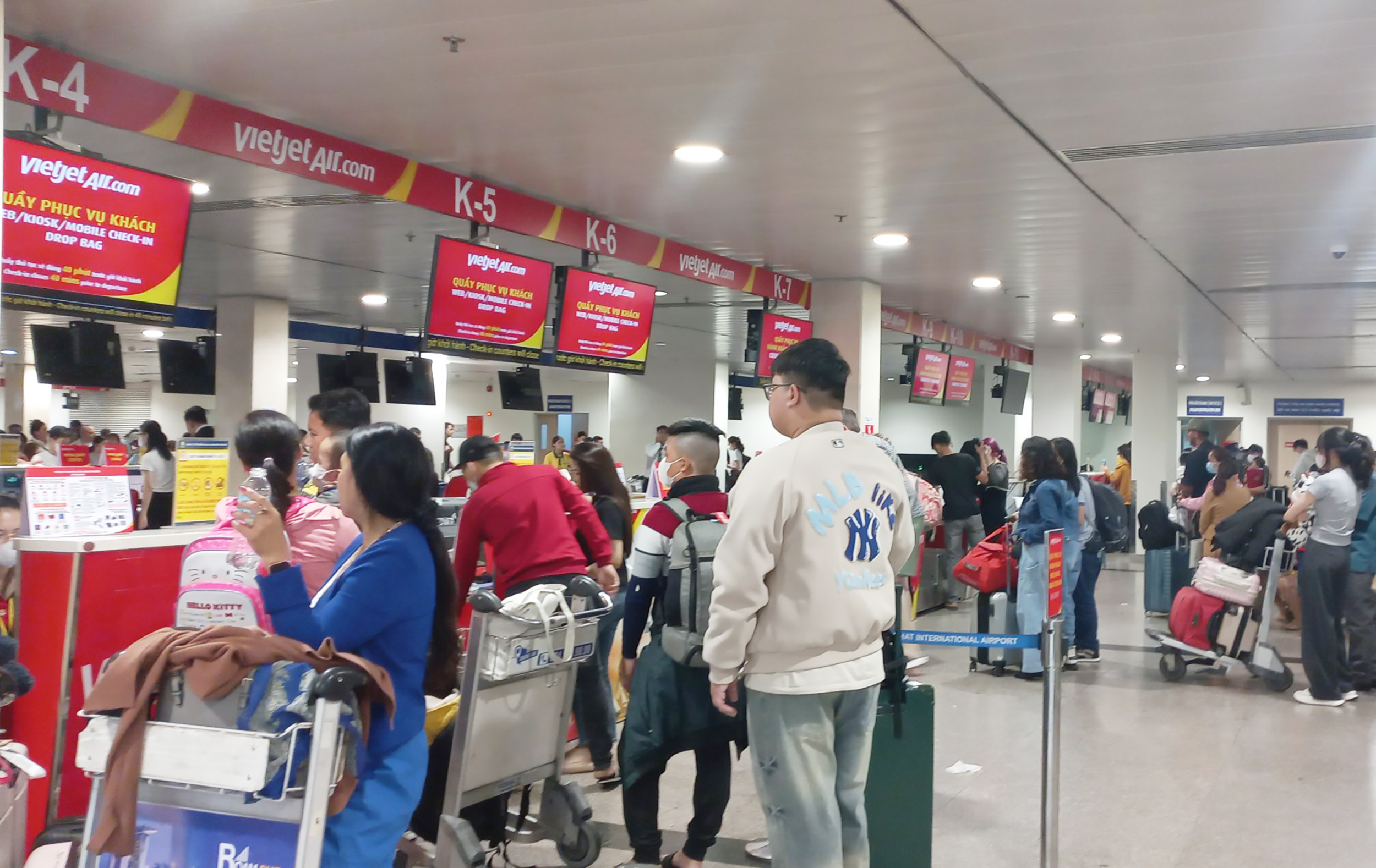 &nbsp;Lượng h&agrave;nh kh&aacute;ch từ c&aacute;c tỉnh ph&iacute;a Nam về nh&agrave; ăn Tết đ&ocirc;ng n&ecirc;n c&aacute;c h&atilde;ng h&agrave;ng kh&ocirc;ng phải bay rỗng chiều v&agrave;o TP HCM, kh&ocirc;ng t&iacute;nh to&aacute;n thiệt hại - ảnh: C.L.