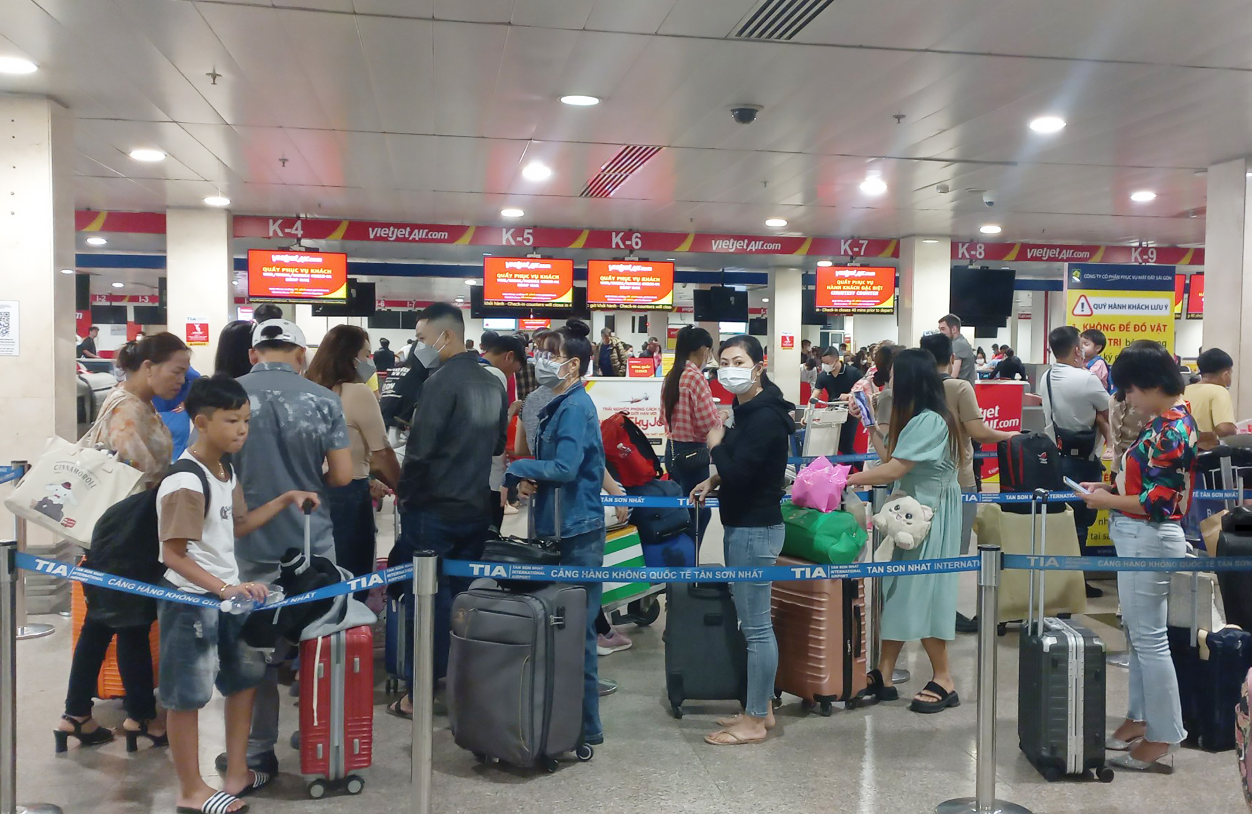 &nbsp;Lượng h&agrave;nh kh&aacute;ch từ c&aacute;c tỉnh ph&iacute;a Nam&nbsp; về nh&agrave; ăn Tết đ&ocirc;ng n&ecirc;n c&aacute;c h&atilde;ng h&agrave;ng kh&ocirc;ng phải bay rỗng chiều v&agrave;o TP HCM, kh&ocirc;ng t&iacute;nh to&aacute;n thiệt hại - ảnh: C.L