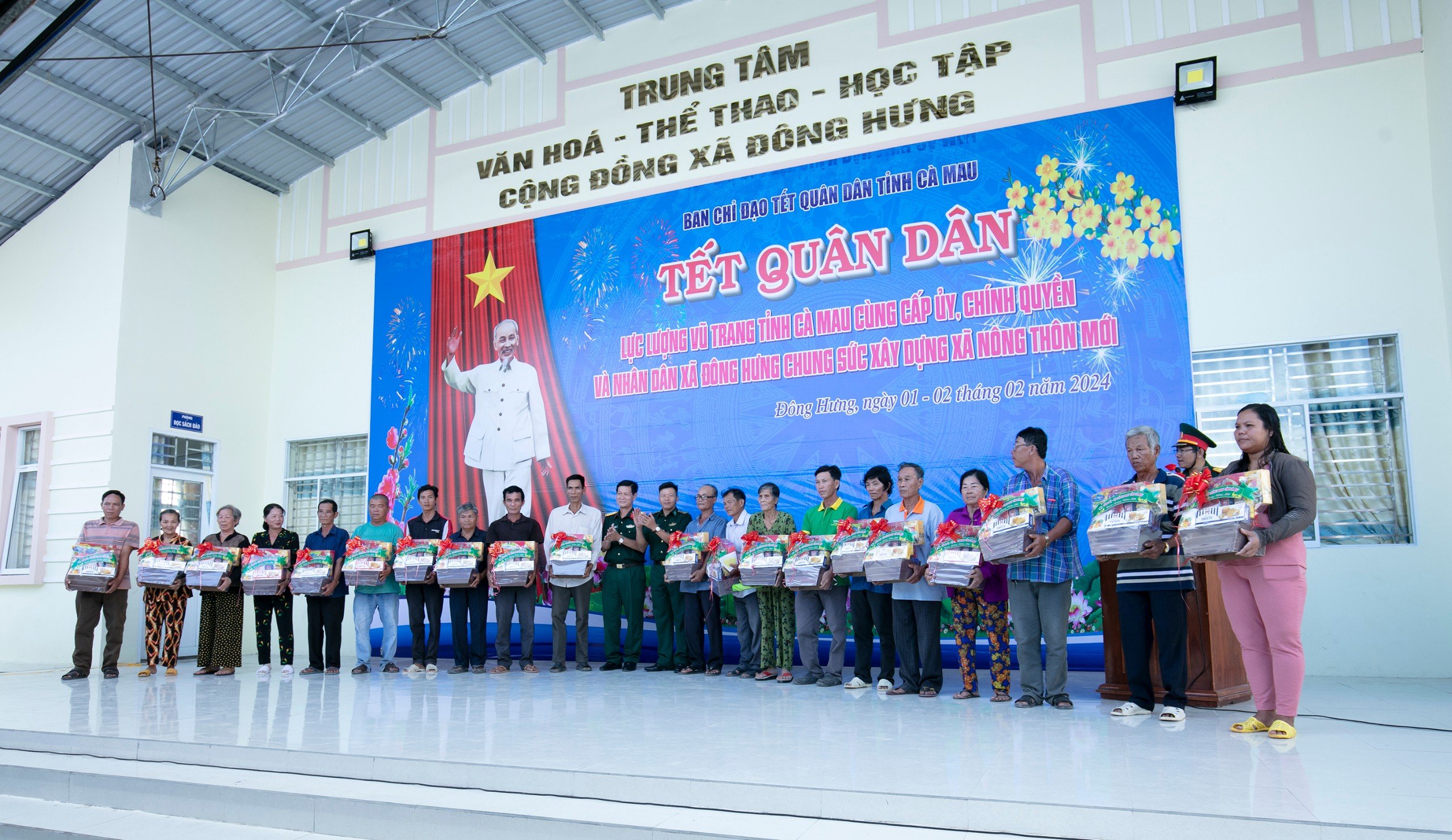 Phân bón Cà Mau phối hợp cùng Bộ CHQS tỉnh Cà Mau tổ chức trao tặng quà tết cho bà con huyện Cái Nước.