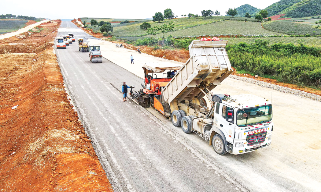Từ chỗ khó khăn về vốn, cao tốc Đồng Đăng - Trà Lĩnh thu xếp đủ vốn để triển khai; từ chỗ thiếu vật liệu xây dựng, loạt dự án giao thông quốc gia quan trọng đã được cung ứng đủ.