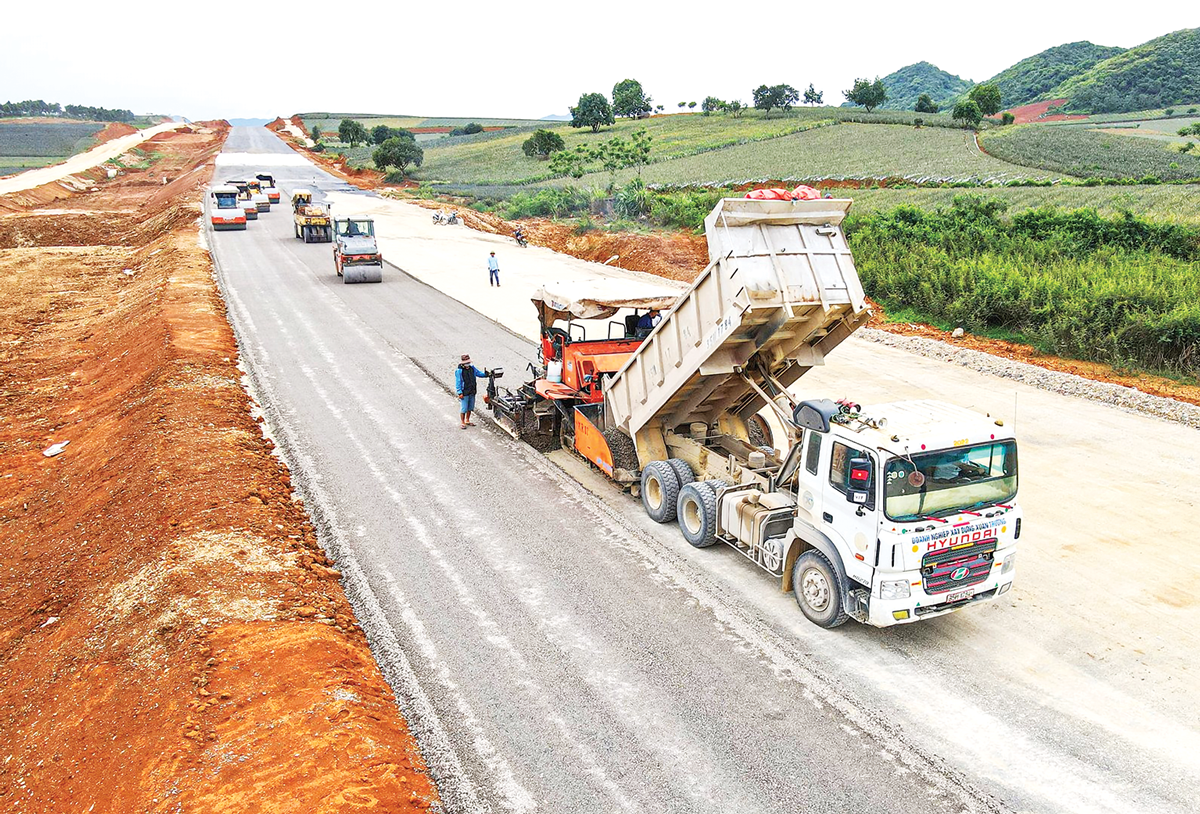 Từ chỗ khó khăn về vốn, cao tốc Đồng Đăng - Trà Lĩnh thu xếp đủ vốn để triển khai; từ chỗ thiếu vật liệu xây dựng, loạt dự án giao thông quốc gia quan trọng đã được cung ứng đủ.