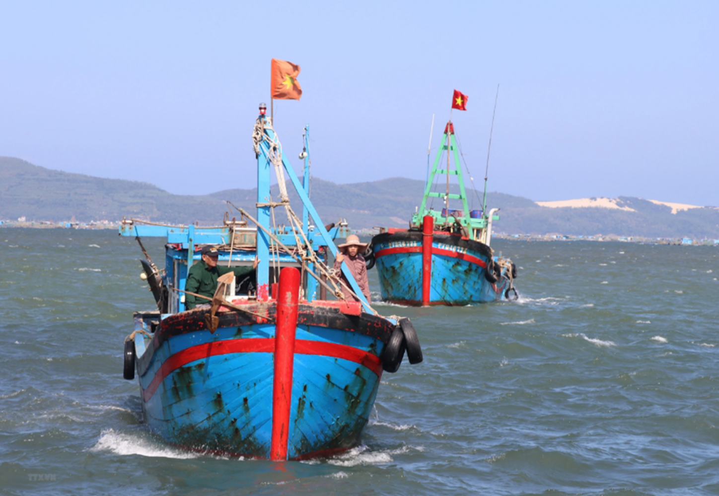 Phải quản lý chặt tàu cá.