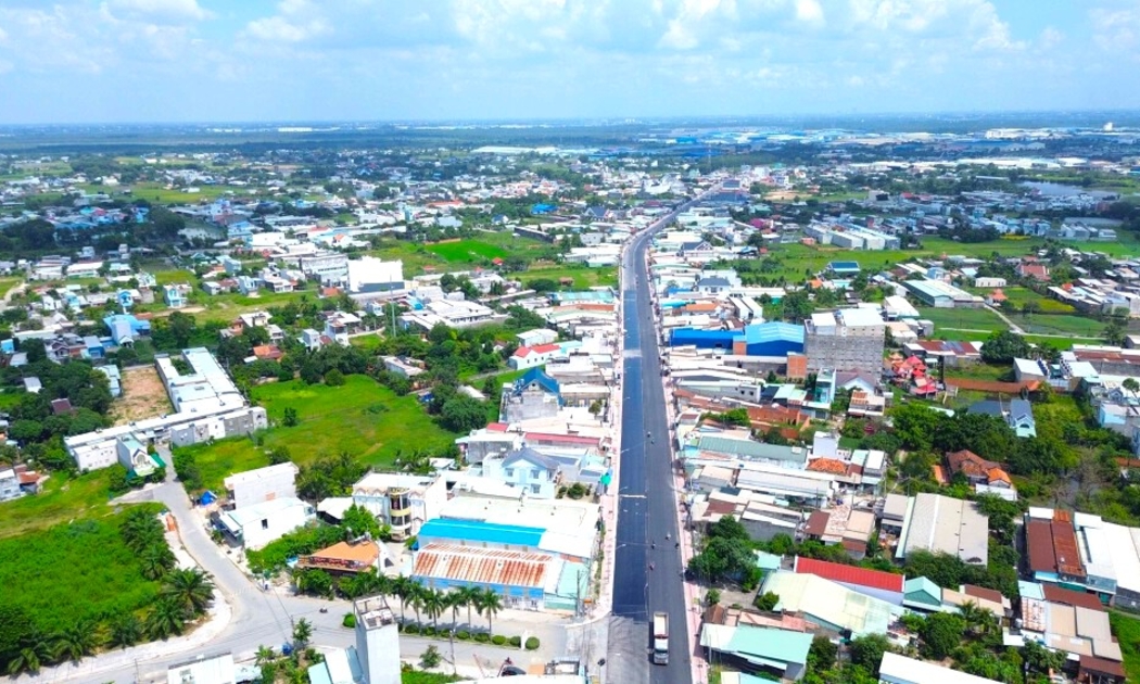 Tỉnh lộ 824 đang mở rộng tại huyện Đức Hòa, Long An.
